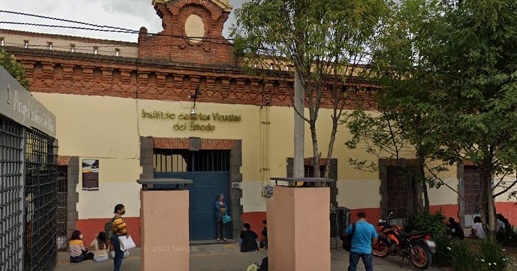 La marcha del Instituto de Artes Visuales del Estado de Puebla