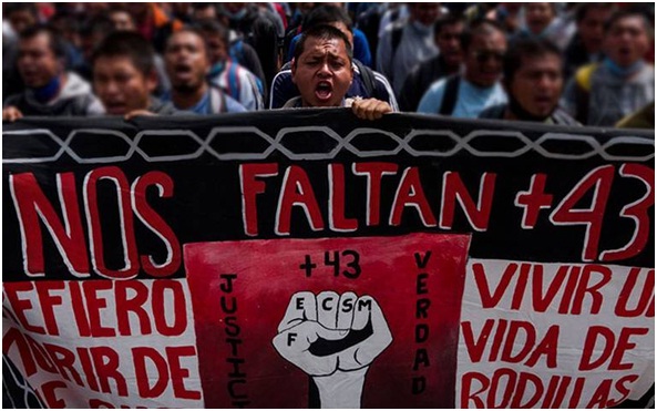 ¡Ayotzinapa vive! ¡La lucha sigue!