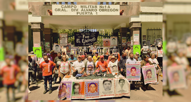Padres de 43 exigen juicio a Peña y funcionarios de alto nivel; retiran plantón