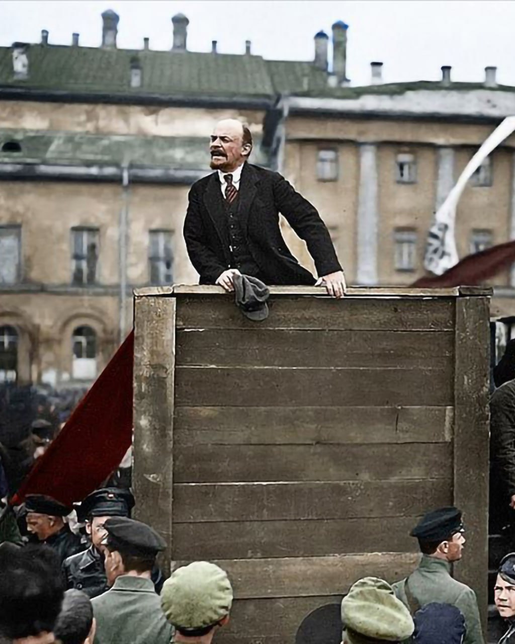 Un siglo y Lenin sigue presente
